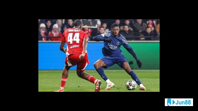 Cầu thủ Áo đang tung cú sút mạnh vào khung thành của San Marino