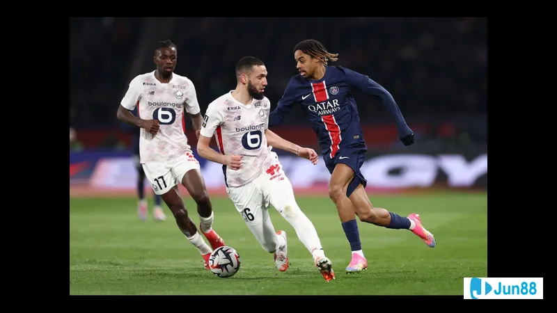 Cầu thủ Đan Mạch U17 vượt qua hậu vệ Andorra U17 để tiến vào vòng cấm Cầu thủ Đan Mạch U17 vượt qua hậu vệ Andorra U17 để tiến vào vòng cấm