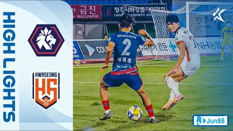 Cầu thủ của Hwaseong đang nỗ lực vượt qua sự phòng ngự của đội Cheongju trong trận đấu bóng đá Cầu thủ của Hwaseong đang nỗ lực vượt qua sự phòng ngự của đội Cheongju trong trận đấu…