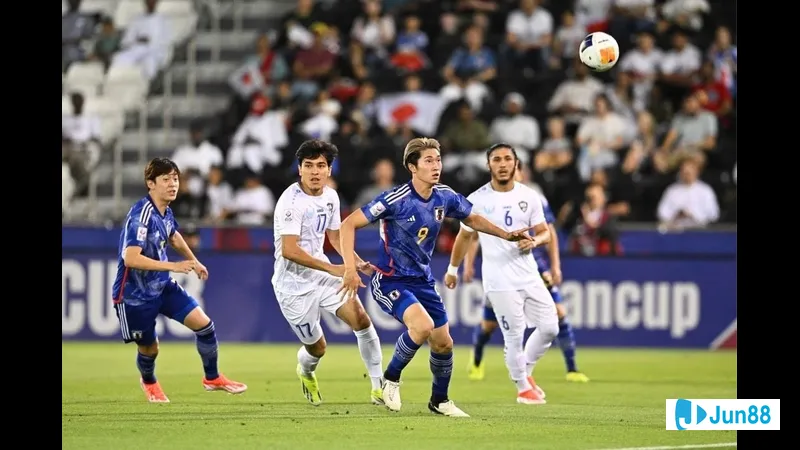 Cầu thủ Nhật Bản đang giữ bóng trước sự áp đảo của hậu vệ Paraguay