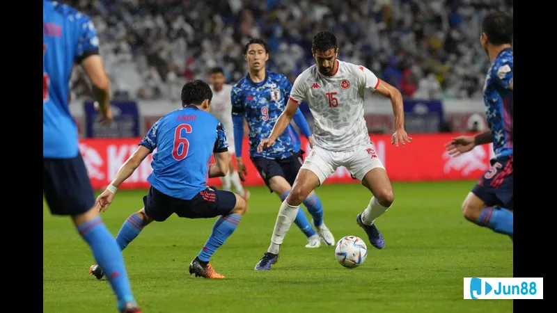 Cầu thủ Nhật Bản giữ bóng trước sự áp đảo từ cầu thủ Paraguay