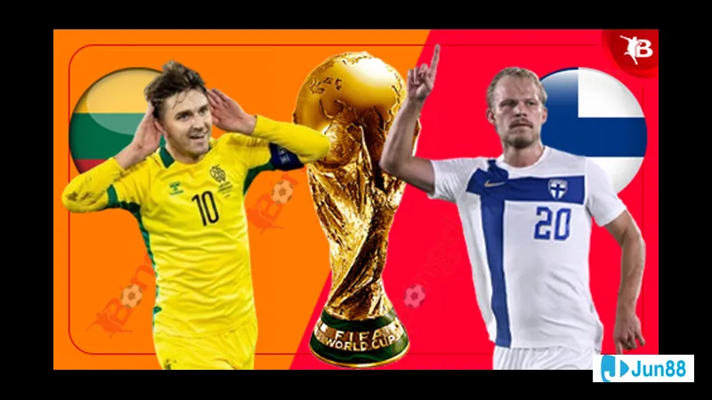 Cầu thủ Phần Lan vượt qua cầu thủ Lithuania trước vòng cấm