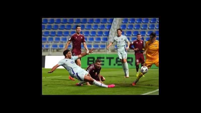 Cầu thủ Scotland vượt qua cầu thủ Belarus bằng kỹ thuật đi bóng tinh tế Cầu thủ Scotland vượt qua cầu thủ Belarus bằng kỹ thuật đi bóng tinh tế