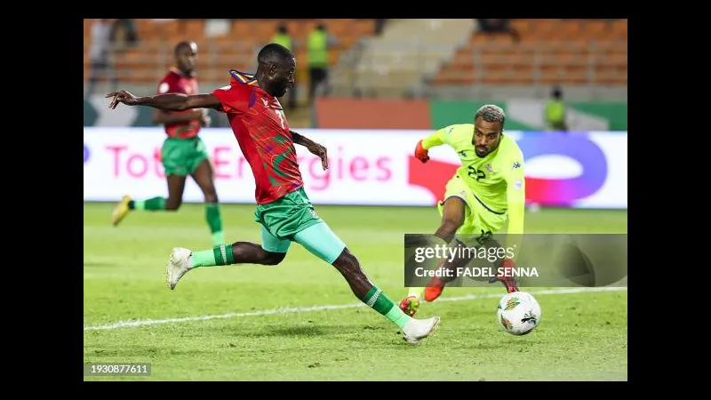 Cầu thủ Tunisia với chiếc áo đỏ đang chiến đấu với cầu thủ Namibia trong trận đấu quyết…