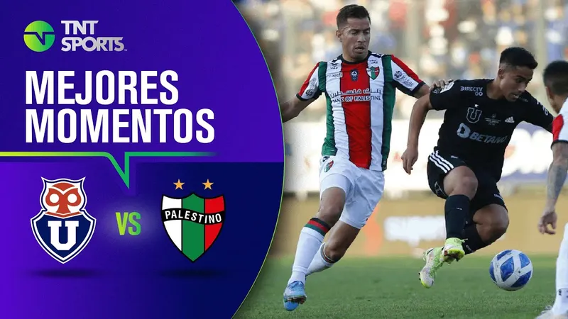 Cầu thủ của U De Chile và Palestino tranh chấp quả bóng trên sân cỏ