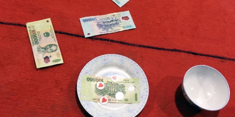 Dụng cụ chơi xóc đĩa ngoài đời