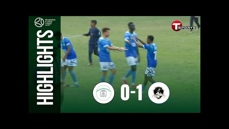 Cầu thủ của Arambagh và Bangladesh Police tranh chấp bóng trên sân cỏ Cầu thủ của Arambagh và Bangladesh Police tranh chấp bóng trên sân cỏ