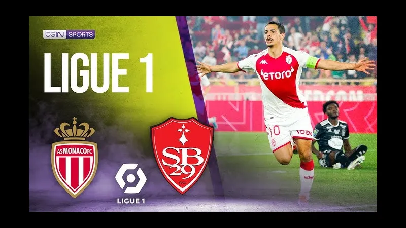 Cầu thủ của Brest đang dứt điểm trước khung thành Monaco Cầu thủ của Brest đang dứt điểm trước khung thành Monaco