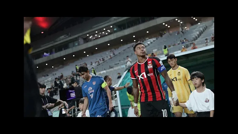 Cầu thủ Buriram dùng kỹ thuật đi bóng qua hậu vệ của Gangwon Cầu thủ Buriram dùng kỹ thuật đi bóng qua hậu vệ của Gangwon