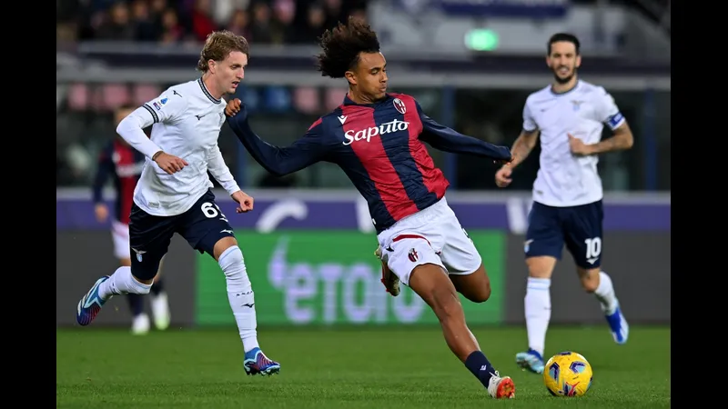 Cầu thủ Lazio tung cú sút mạnh vào khung thành của Bologna