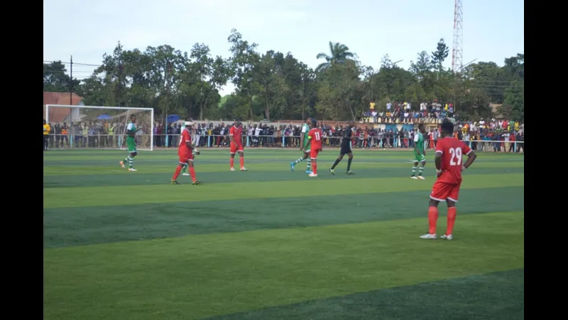 Cầu thủ của Lubumbashi Sport vượt qua cầu thủ Manika bằng kỹ thuật đi bóng tinh tế Cầu thủ của Lubumbashi Sport vượt qua cầu thủ Manika bằng kỹ thuật đi bóng tinh tế