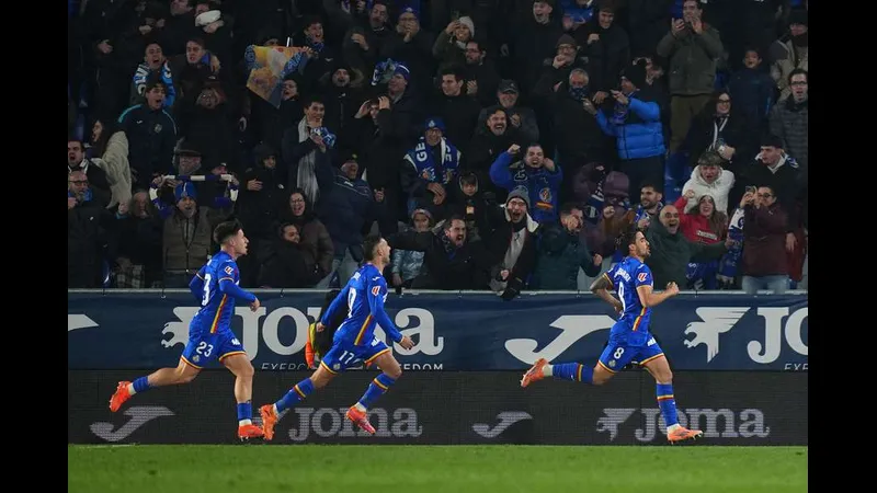 Cầu thủ của Montana (áo trắng) đang đấu vật với cầu thủ của Lok Sofia (áo đỏ) để giành…