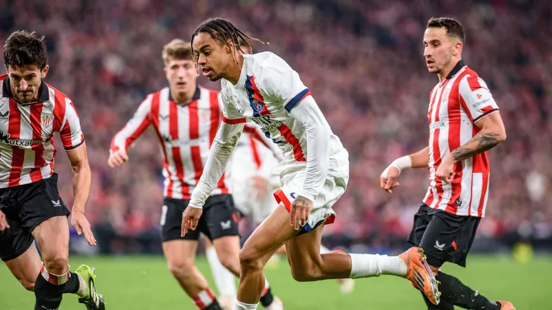 Cầu thủ của Ourense đối đầu với cầu thủ của Athletic Bilbao trong trận đấu quyết liệt Cầu thủ của Ourense đối đầu với cầu thủ của Athletic Bilbao trong trận đấu quyết liệt