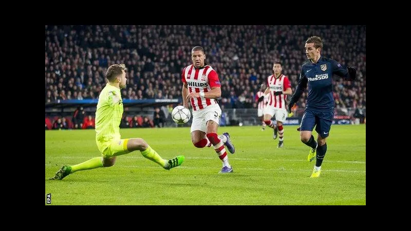 Cầu thủ PSV đang cố gắng giữ bóng trước sự áp đảo của cầu thủ Atletico Madrid Cầu thủ PSV đang cố gắng giữ bóng trước sự áp đảo của cầu thủ Atletico Madrid