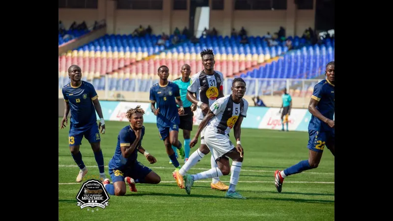 Hình ảnh cầu thủ 'Tanganyika' và 'Malole' đang tranh chấp quyết liệt trên sân cỏ Hình ảnh cầu thủ 'Tanganyika' và 'Malole' đang tranh chấp quyết liệt trên sân cỏ