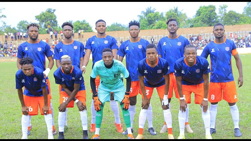 Cầu thủ của đội Tanganyika sử dụng kỹ thuật đi bóng để vượt qua cầu thủ của đội Malole Cầu thủ của đội Tanganyika sử dụng kỹ thuật đi bóng để vượt qua cầu thủ của đội Malole