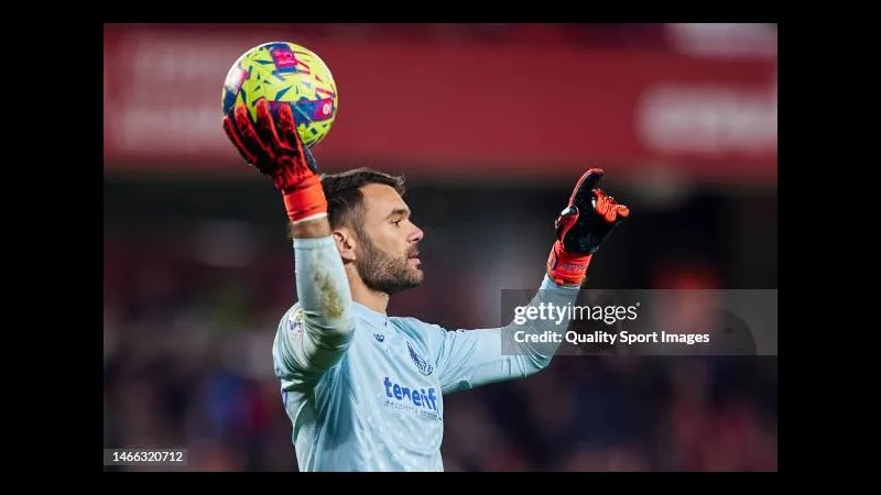 Cầu thủ của đội Tenerife nỗ lực giữ bóng trước sự áp đảo từ đội Granada Cầu thủ của đội Tenerife nỗ lực giữ bóng trước sự áp đảo từ đội Granada