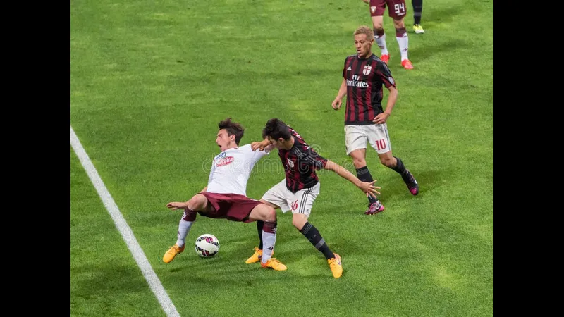 Cầu thủ AC Milan với sự quyết tâm ghi bàn trong trận đấu với Torino Cầu thủ AC Milan với sự quyết tâm ghi bàn trong trận đấu với Torino