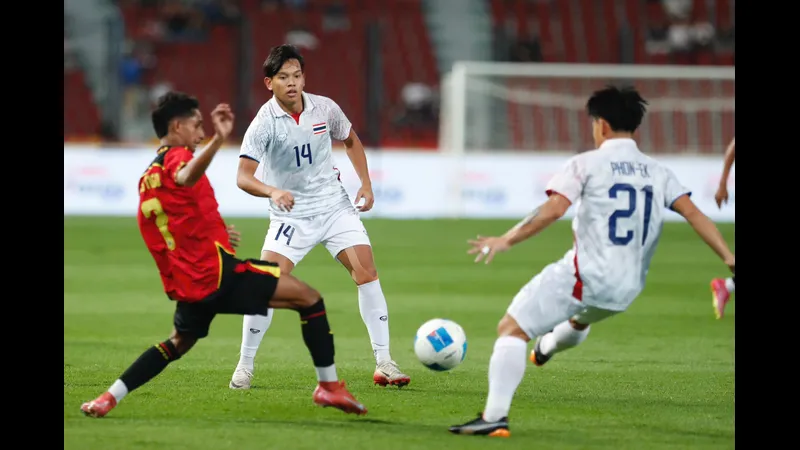 Cầu thủ U22 Thái Lan vượt qua hậu vệ U22 Singapore trong trận đấu bóng đá Cầu thủ U22 Thái Lan vượt qua hậu vệ U22 Singapore trong trận đấu bóng đá