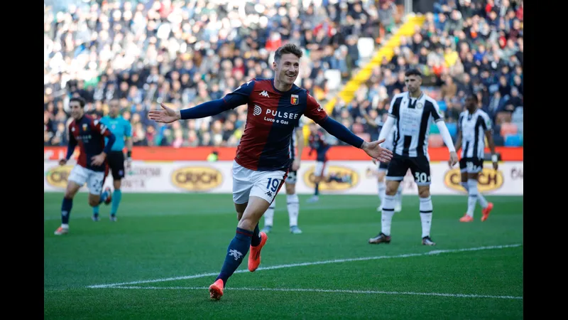 Cầu thủ của Udinese vượt qua cầu thủ Genoa trong trận đấu bóng đá - "Udinese" vs "Genoa"