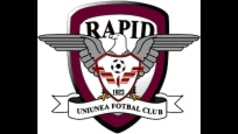 Cầu thủ Rapid Bucuresti chuyền bóng với sự tấn công quyết liệt từ UTA Arad Cầu thủ Rapid Bucuresti chuyền bóng với sự tấn công quyết liệt từ UTA Arad