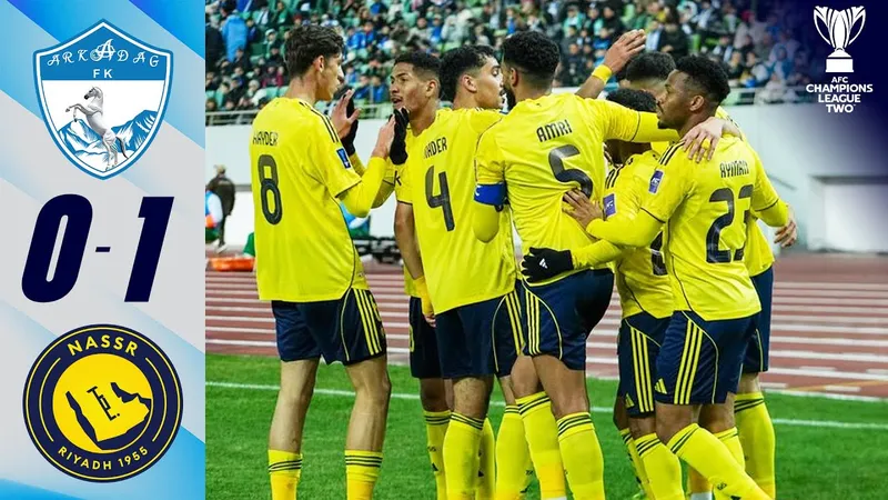Cầu thủ Al Nassr và Arkadag tranh chấp bóng trên sân Cầu thủ Al Nassr và Arkadag tranh chấp bóng trên sân
