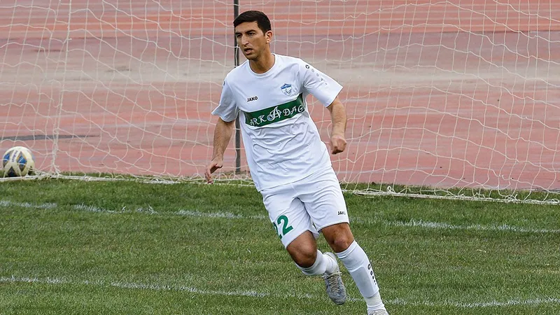 Cầu thủ Al Nassr và Arkadag tranh chấp bóng trên sân Cầu thủ Al Nassr và Arkadag tranh chấp bóng trên sân