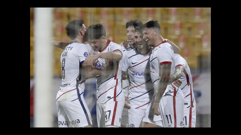 Cầu thủ Cucuta và Ind Medellin tranh chấp quả bóng trên sân cỏ