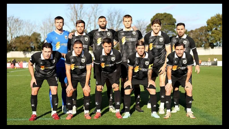 Cầu thủ Macarthur FC chạy nhanh với bóng trước đối thủ Bangkok United Cầu thủ Macarthur FC chạy nhanh với bóng trước đối thủ Bangkok United