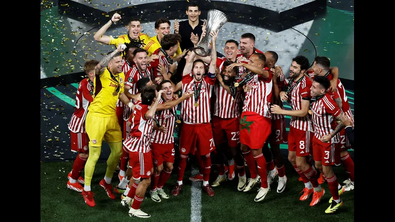 Cầu thủ Olympiakos chờ đón quả phạt góc trước Bayer Leverkusen